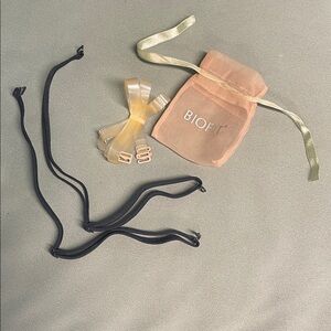 BNWT SET OF 2 VICTORIA’S SECRET BRA STRAPS 1 BLACK & 1 CLEAR IN A CHIFFON POUCH